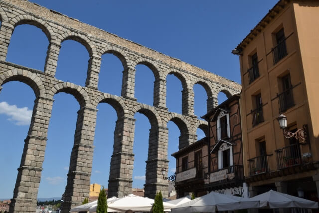 The aqueduct next to Mesón De Cándido