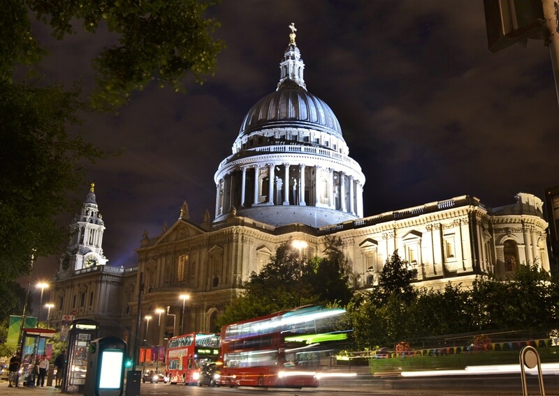 Buses in front of St Paul's Cathedral