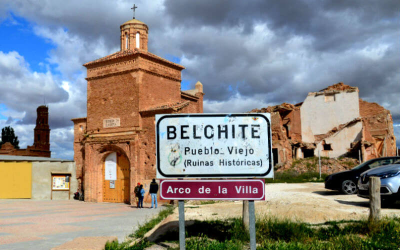The entrance of the town of Belchite tours