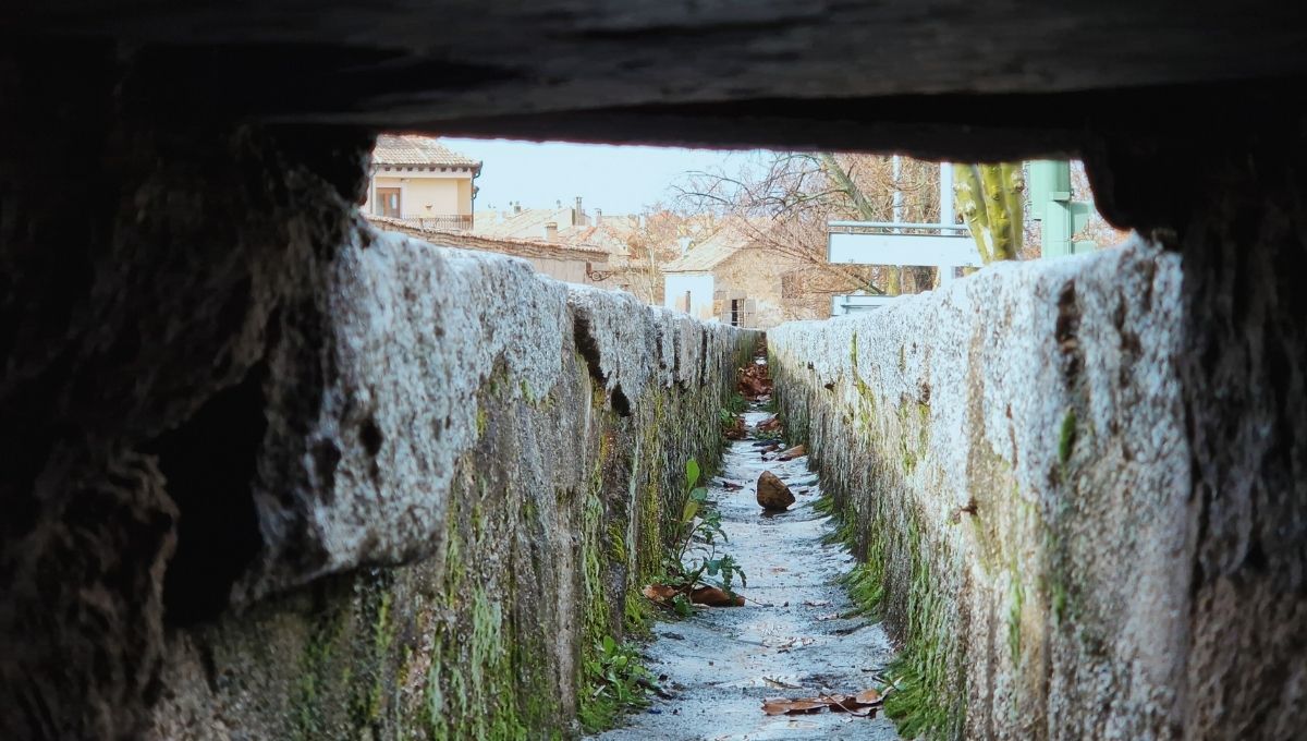 Start of the walkable part of the Segovia Aqueduct