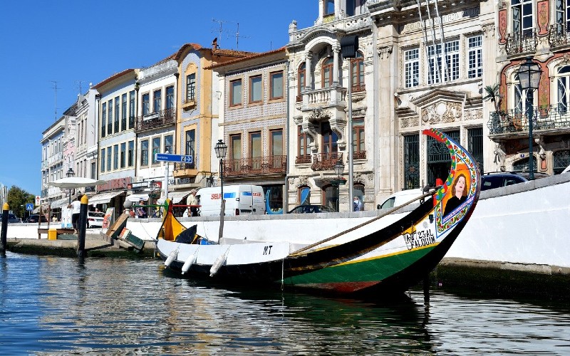 Moliceiro boats in front of classic Aveiro buildings