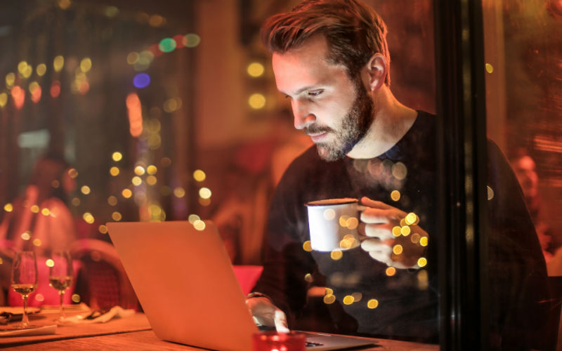 Man dricker kaffe medan woking är inte hur man skyddar din bärbara dator från fysiska skador