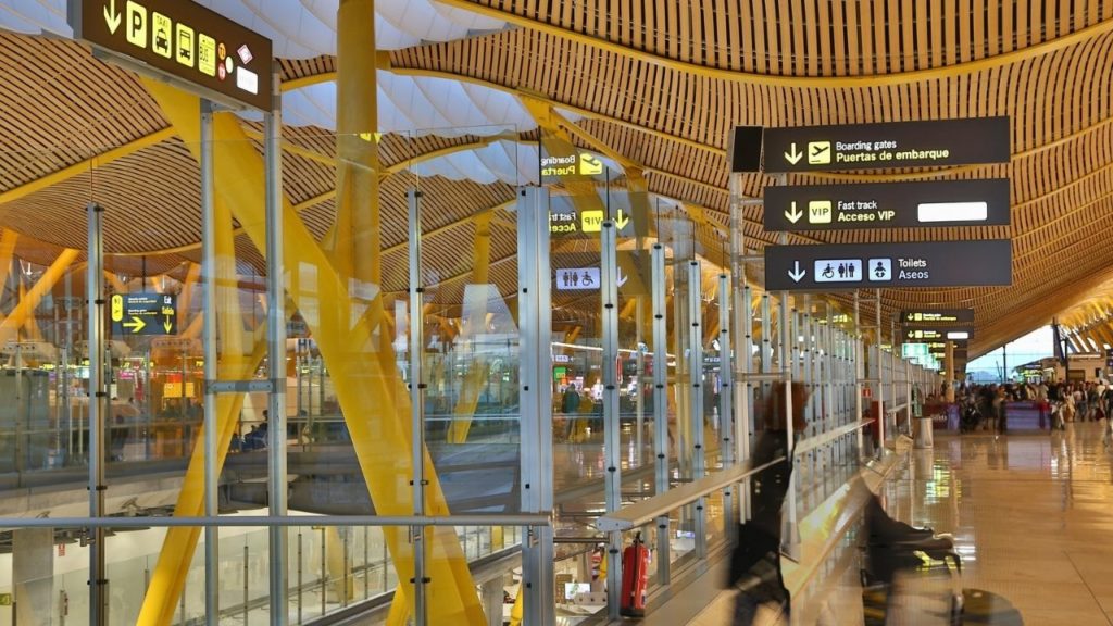 A phot of the inside of Madrid aiport