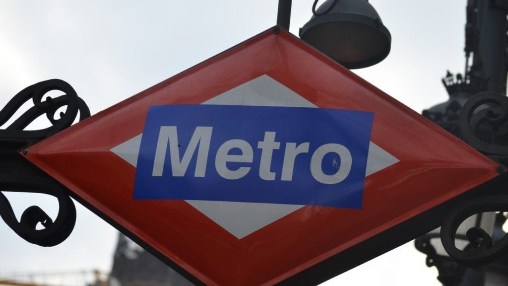 A Madrid Metro sign, one of the 5 ways og getting from Madrid Airport to the City Centre