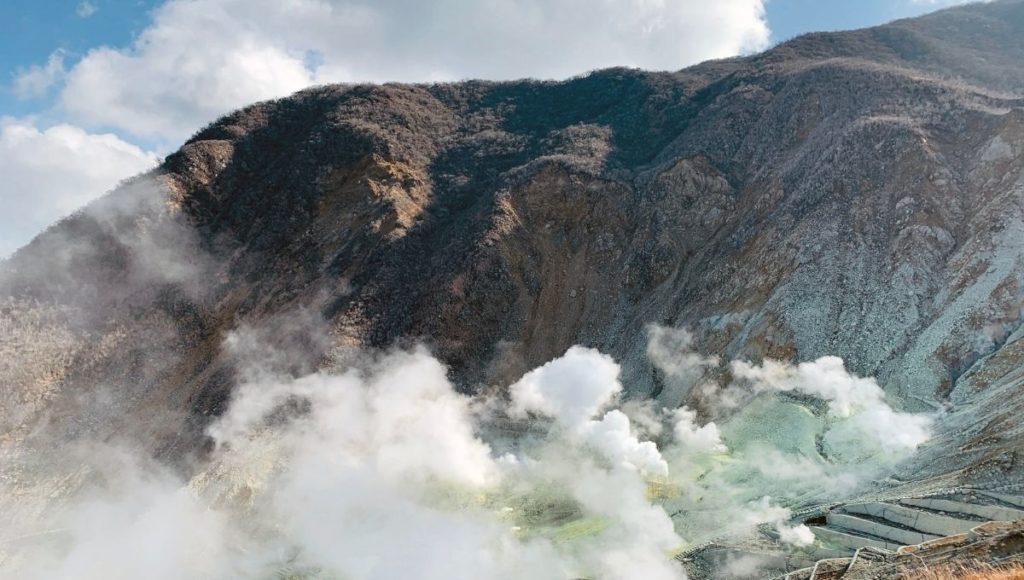 Looking down into the Owakudani volcano