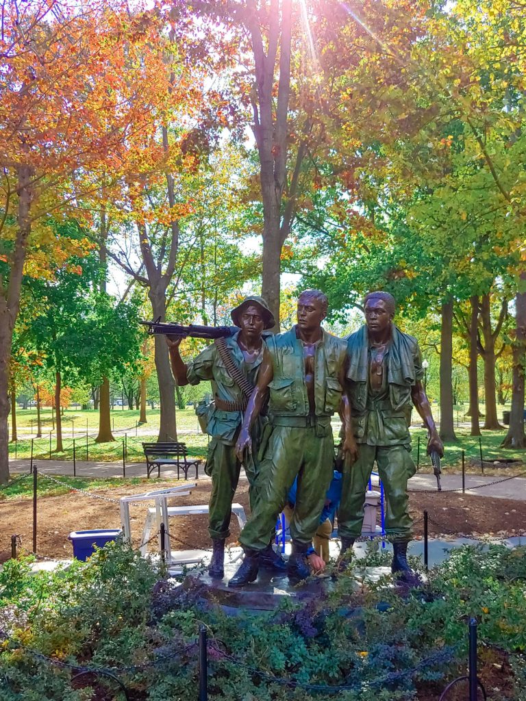 three soldiers statue vietnam veterans memorial dc