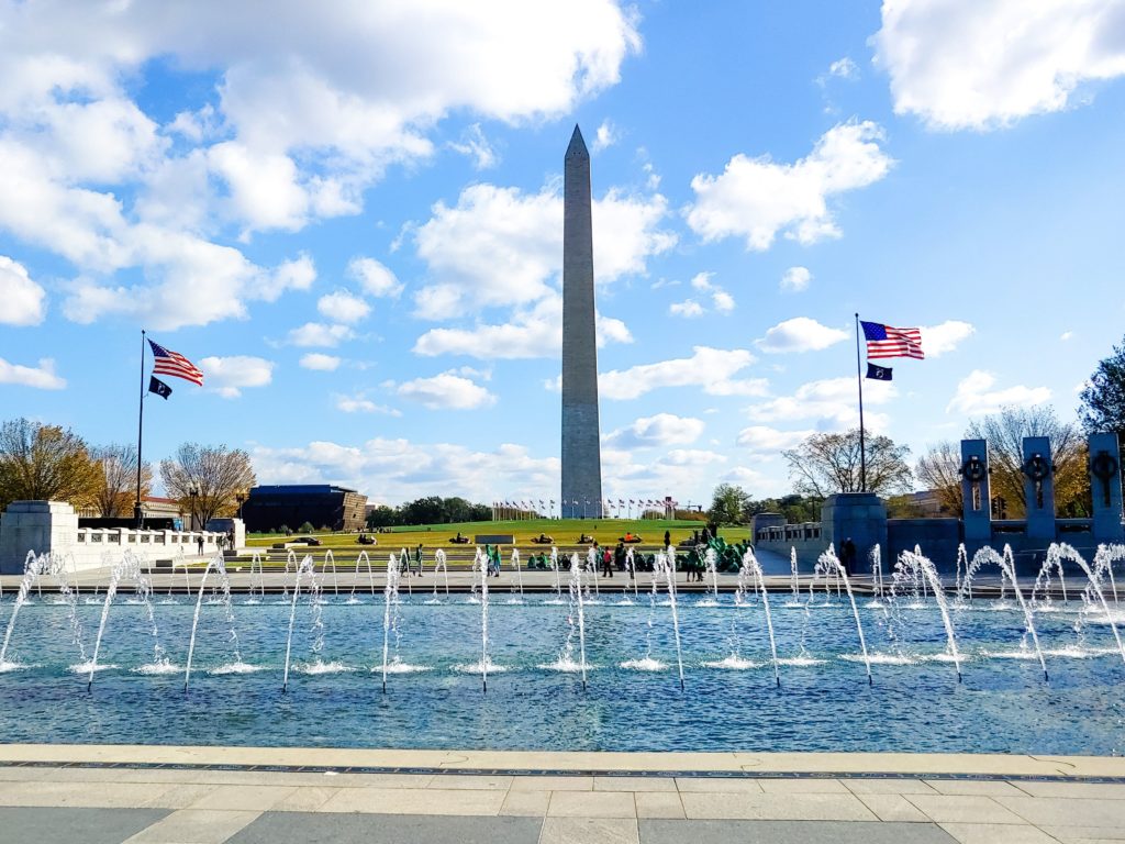 view of washington monument from world war 2 memorial dc