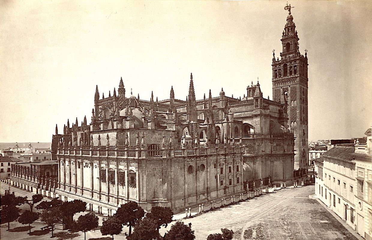 An old black and white picture of the Seville Cathedral from 1866.
