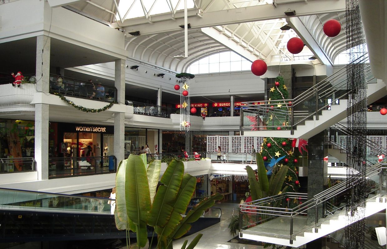 The inside of the Deiland shopping centre