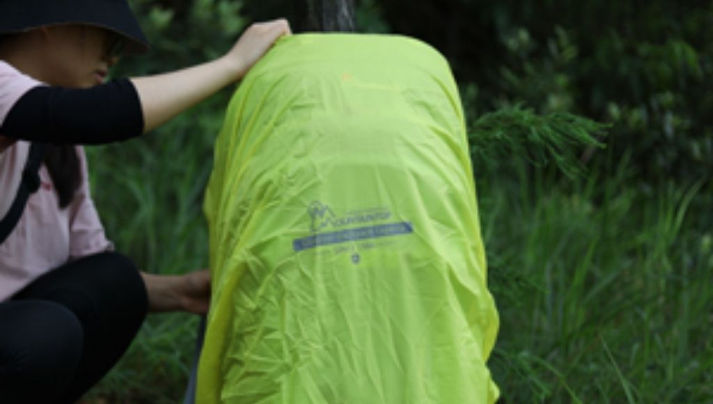 The rain cover, which is located in a separate compartment, is so large that it fits easily over the packed backpack