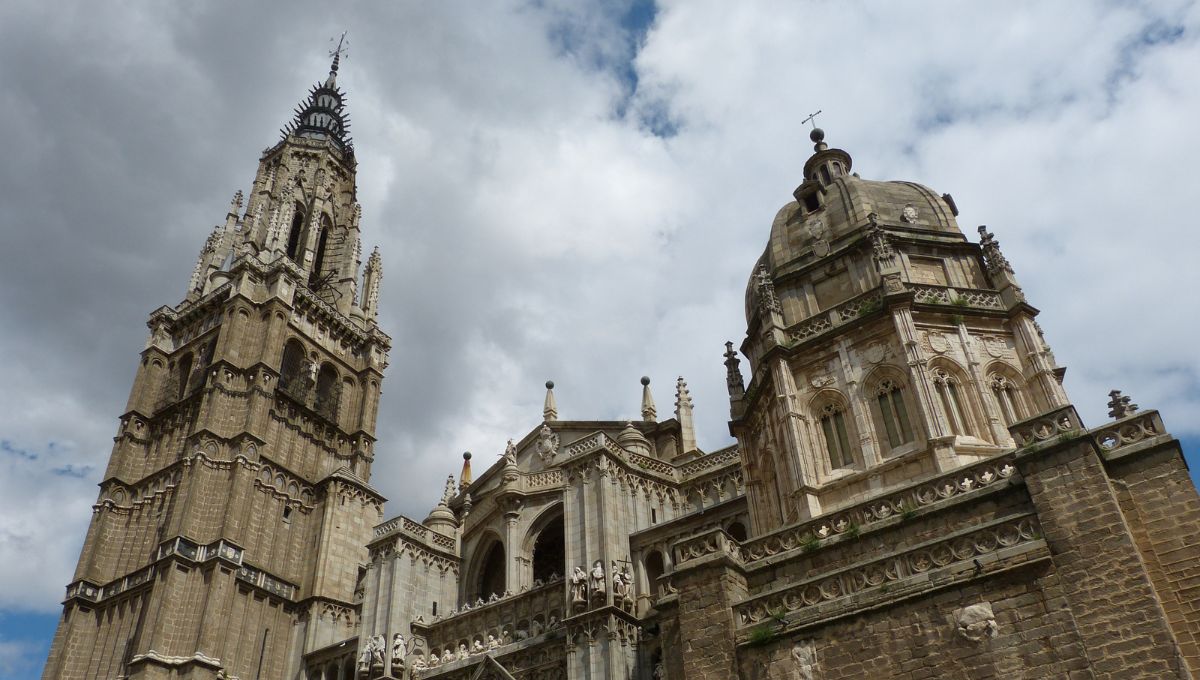 Looking up at the imposing Toledo cathedral