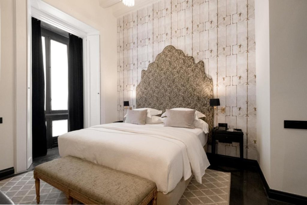 A sumptuous bedroom in the 3 star Boutique Hotel Casa Cánovas in Cadiz