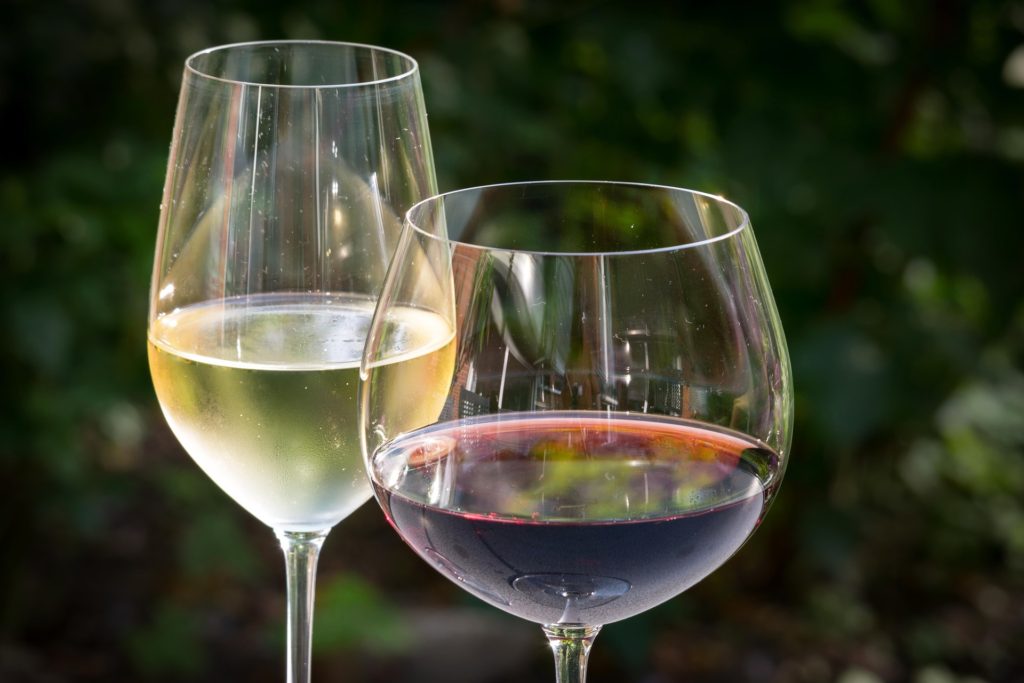 white and res wine in two wine glasses