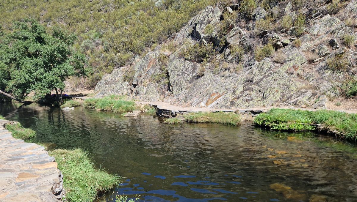 The swimming area from the river that runs through Monsagro