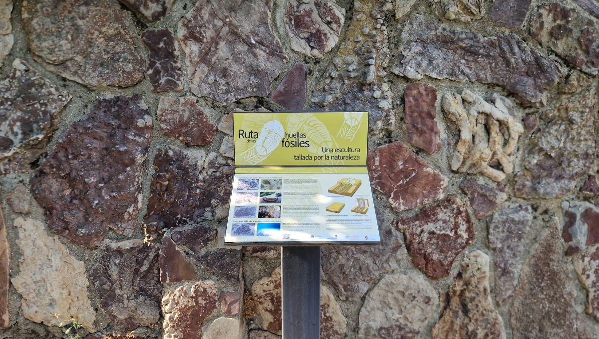 Ruta de las huellas fosiles sign in Monsagro
