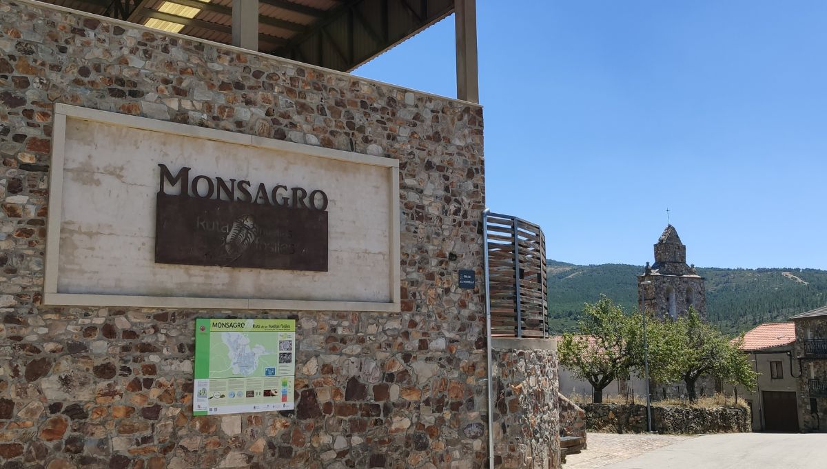 Monsagro Fronton and church