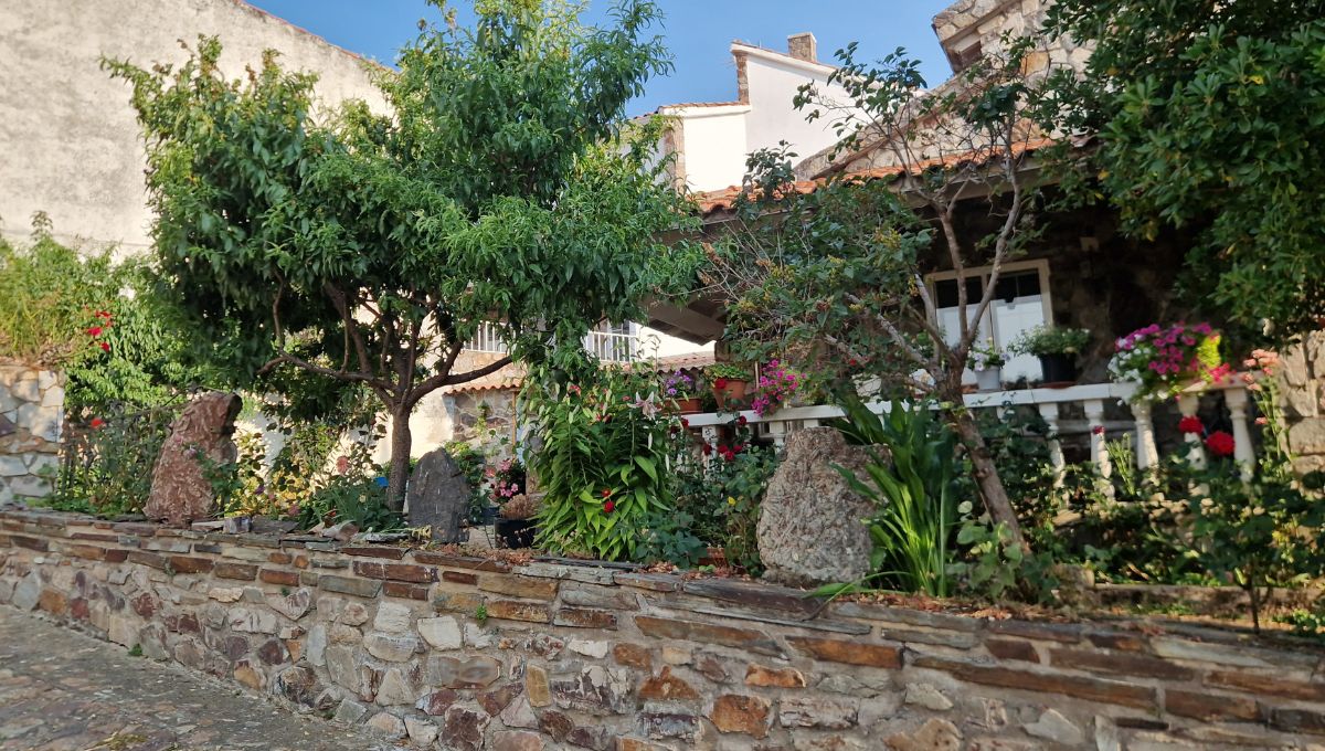 One of the houses with fossils on display you will fin on the Monsagro fossil route