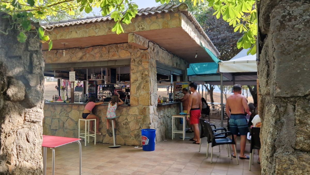 People buying drinks and ice creams at the chiringuito at Piscina Municipal Serradilla del Arroyo