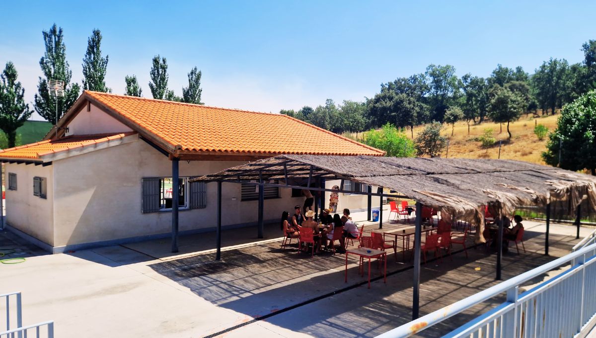 People sat enjoying an ice cream in the chiringuito at the Piscina Municipal de Tamames