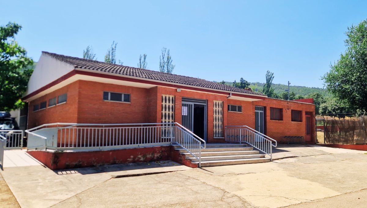 The orange entrance building at Piscina Municipal de Tamames