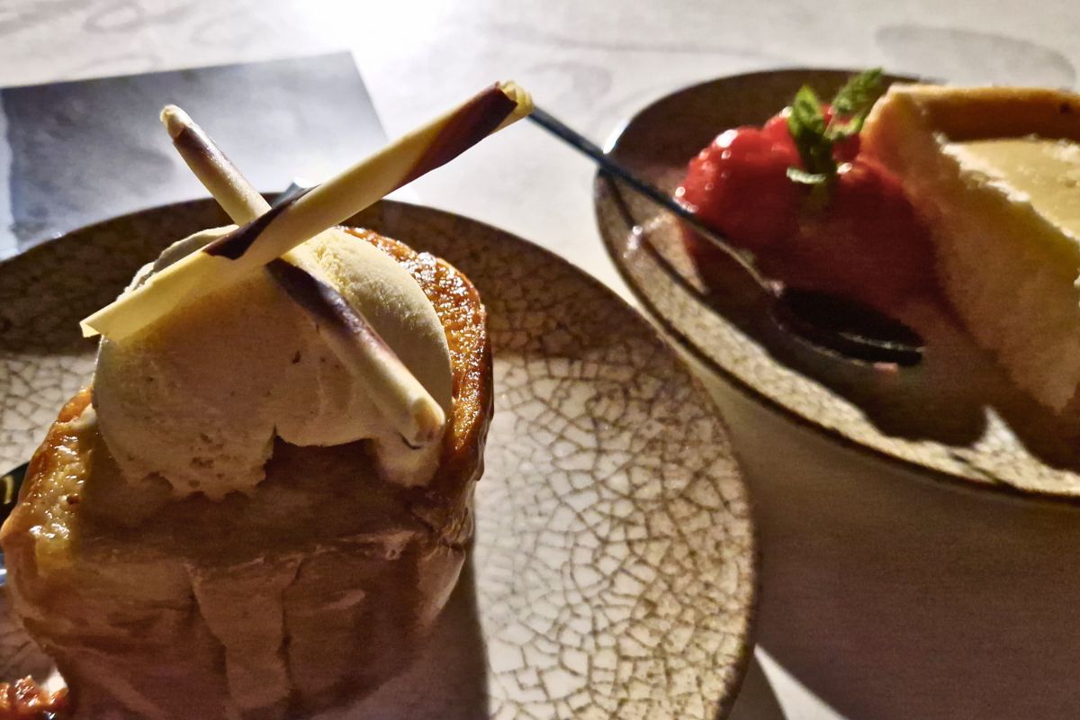 Desserts at La Luna Restaurant. Torrija and Cheesecake